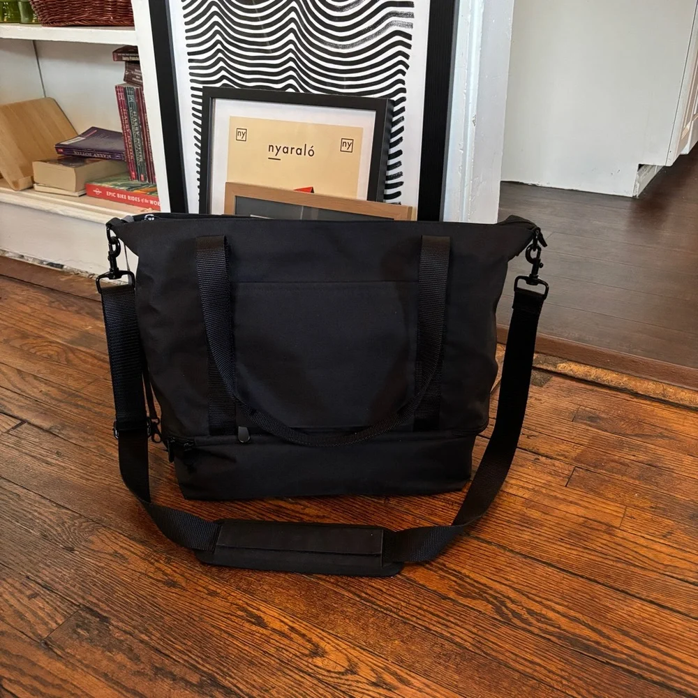 Lo and Sons | Catalina Deluxe Tote in Onyx - Picture 2 of 6